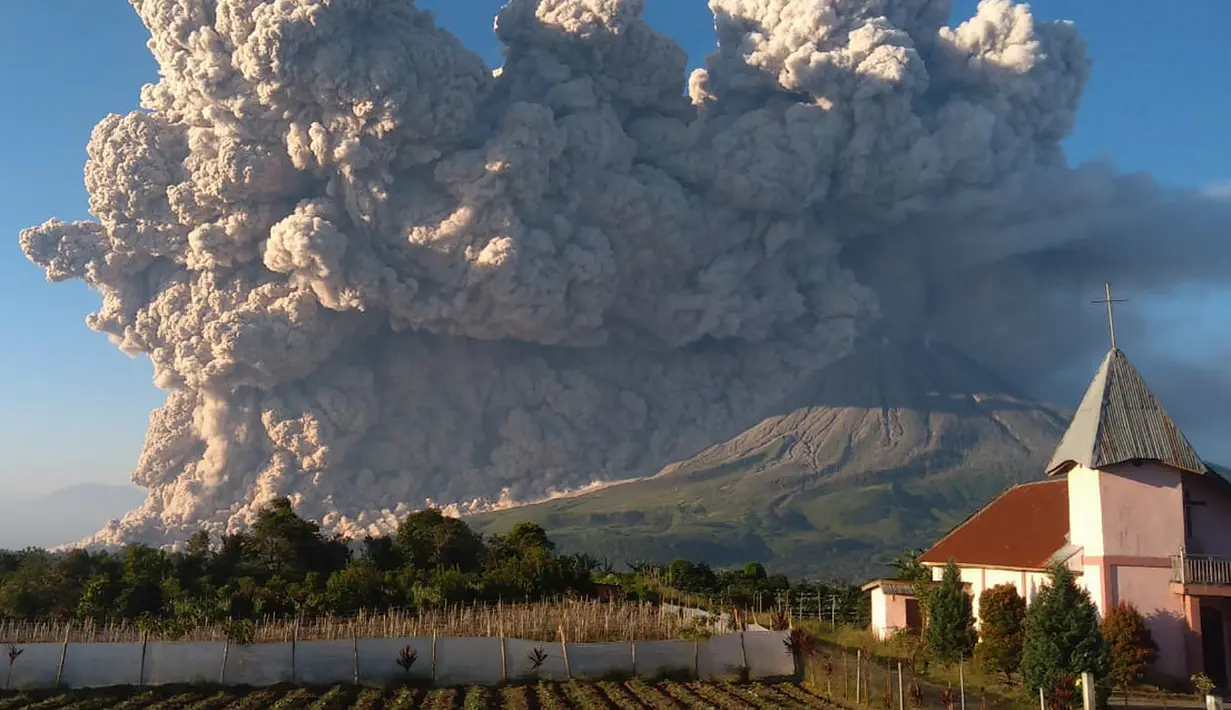 Gunung Sinabung memuntahkan material vulkanik saat terjadi letusan di Karo, Sumatera Utara, Selasa (2/3/2021).  Guguran awan panas tersebut meluncur ke arah timur tenggara dengan jarak luncur 3 kilometer. (AP Photo/Mukhsil Lubis)