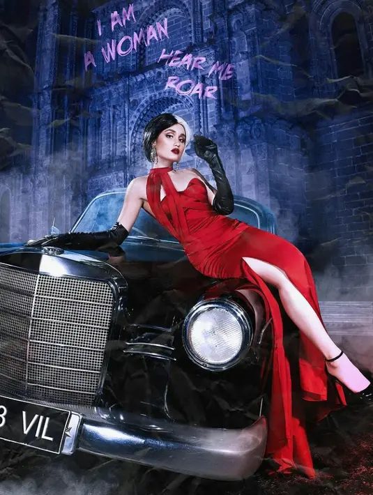 Cinta juga ikut meniru gaya karakter film Cruella yang diperankan Emma Stone. Dia tampil seksi dalam gaun merah karya desainer Renzi Lazuardi yang dipadukan dengan high heels hitam dan wig hitam putih khas Cruella. (FOTO: Instagram/claurakiehl).