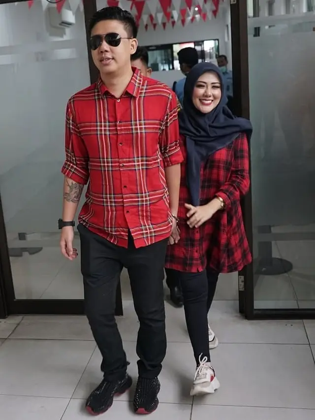 Resmi Cerai, Ini 7 Potret Kenangan Rey Utami dan Pablo Benua