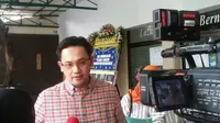 Pengacara Seck Osmane, Farhat Abbas menyambangi rumah duka di RS St Carolus (Liputan6.com/ Linus Sandi Satya)