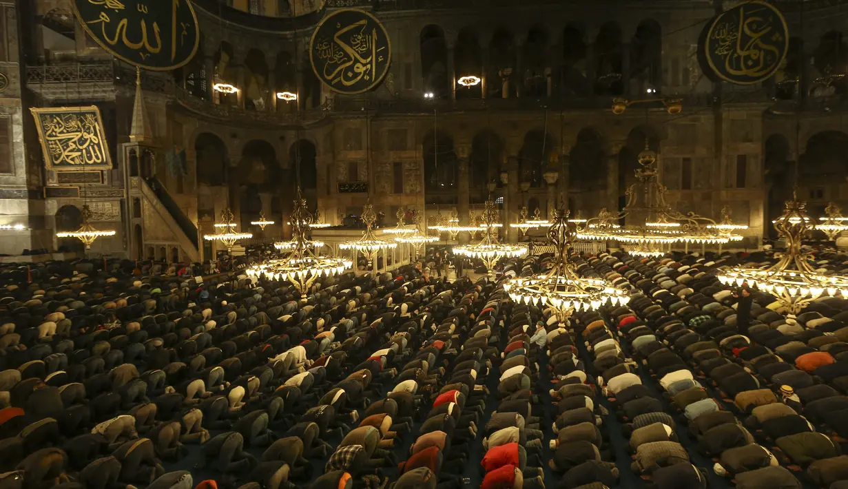 Umat Muslim melakukan sholat tarawih setelah 88 tahun menjelang hari pertama Ramadhan di Turki, di Masjid Hagia Sophia di Istanbul, Jumat (1/4/2022). Bangunan ikonik tersebut sebelumnya digunakan sebagai museum dan diubah menjadi masjid pada tahun 2020. (AP Photo/Emrah Gurel)