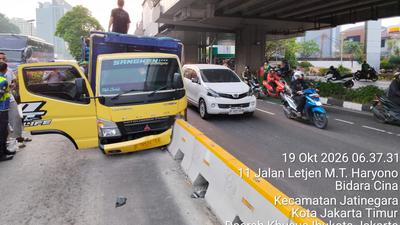 Kronologi Truk Tabrak Separator Busway hingga Tersangkut di Cawang