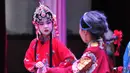 Anak-anak menampilkan Opera Hahaqiang di Mumendian, Qingxian, Provinsi Hebei, China, 27 Agustus 2020. Opera Hahaqiang terdaftar sebagai warisan budaya tak benda nasional China pada 2006. (Xinhua/Mu Yu)