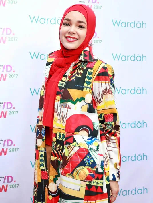 Dalam kondisi kakinya yang cedera, Dewi Sandra tetap merasa bersyukur. Menurutnya masih banyak orang-orang selain dirinya yang memiliki cobaan yang lebih berat dibandingkan dirinya saat ini. (Adrian Putra/Bintang.com)