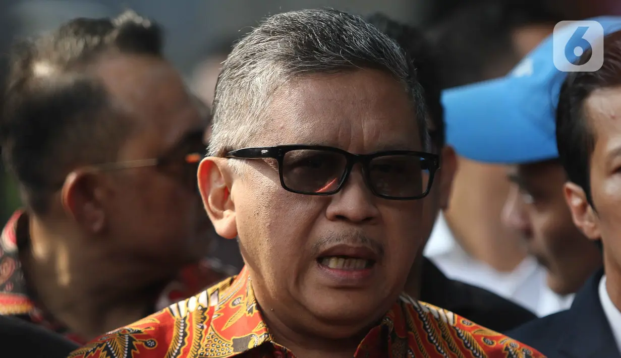 Adapun Hasto diperiksa sebagai saksi atas kasus dugaan suap pergantian antar waktu (PAW) yang menjerat mantan calon anggota legislatif (caleg) PDIP Harun Masiku yang sudah buron sejak 2019. (Liputan6.com/Herman Zakharia)