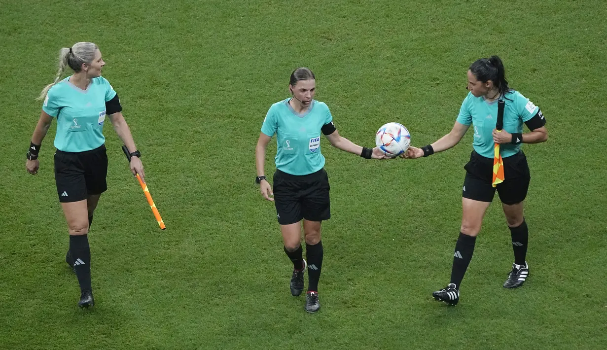Wasit Stephanie Frappart (tengah) bersama asisten wasit Neuza Back (kiri) dan Karen Diaz berjalan setelah pertandingan grup E Piala Dunia 2022 antara Kosta Rika dan Jerman di Stadion Al Bayt di Al Khor, Qatar, Jumat, 2 Desember 2022. Di laga itu, sejarah pun mencatat rekor baru di Piala Dunia 2022 untuk Stephanie Frappart yang turut menjadi bagian dari tim wasit yang keseluruhannya adalah perempuan. (AP Photo/Ariel Schalit)