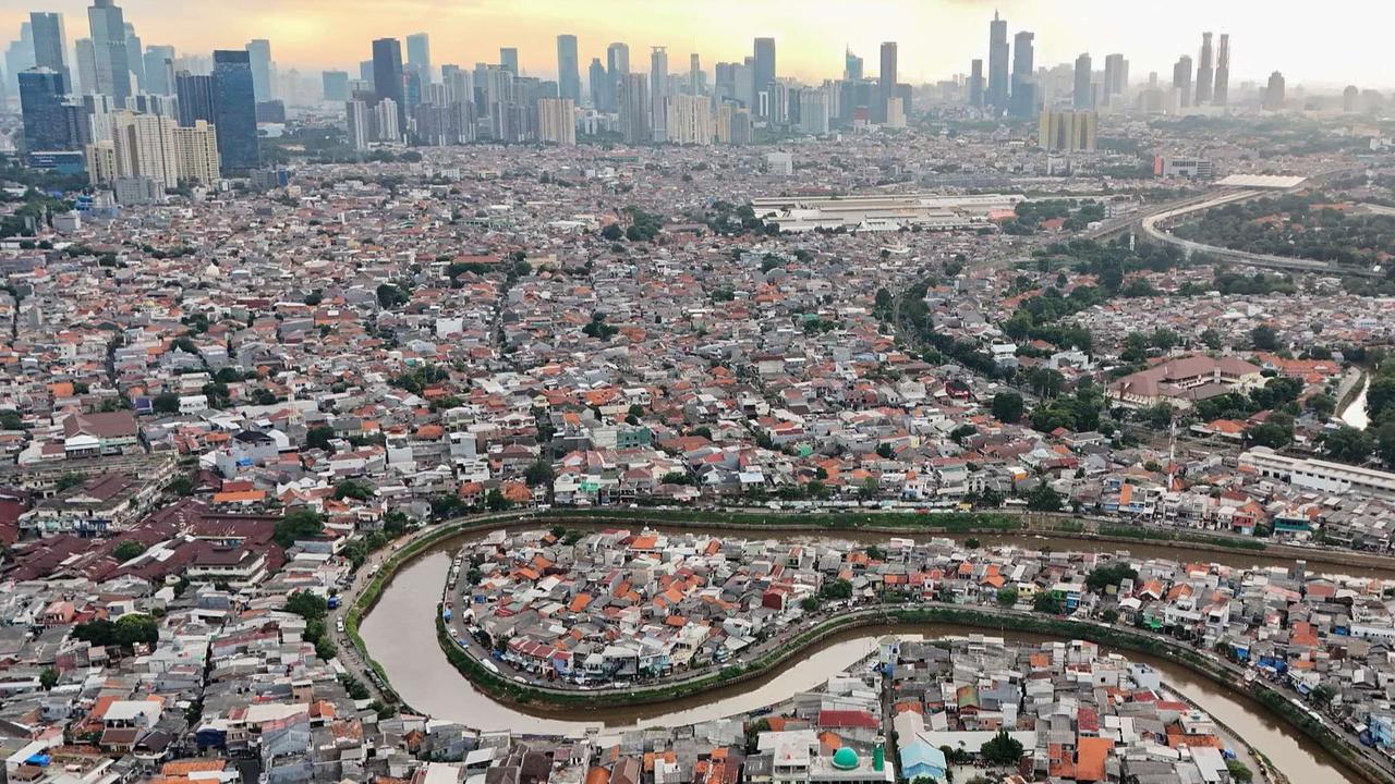 FOTO: Normalisasi Kali Ciliwung Tersendat Bertahun-tahun, Ternyata Ini Kendalanya