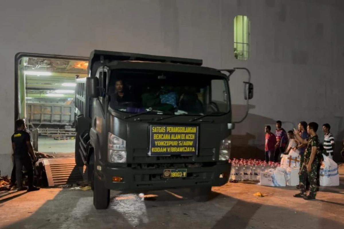 FOTO: KRI Banda Aceh Laksanakan Debarkasi Bantuan Alat Berat di Lhokseumawe