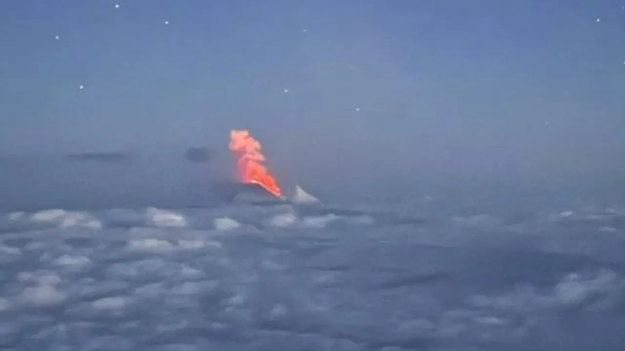 Sebuah foto yang dirilis oleh Akademi Ilmu Pengetahuan Rusia pada Rabu, (30/7/2025), menunjukkan letusan Gunung Klyuchevskoy di Semenanjung Kamchatka, wilayah timur jauh Rusia.