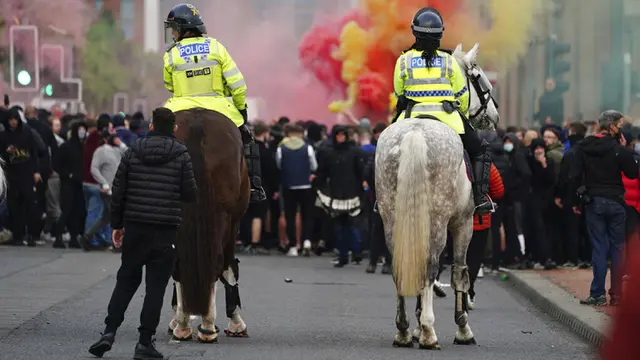 FOTO: Aksi Protes Fans Sebelum Manchester United Keok Dilumat Liverpool