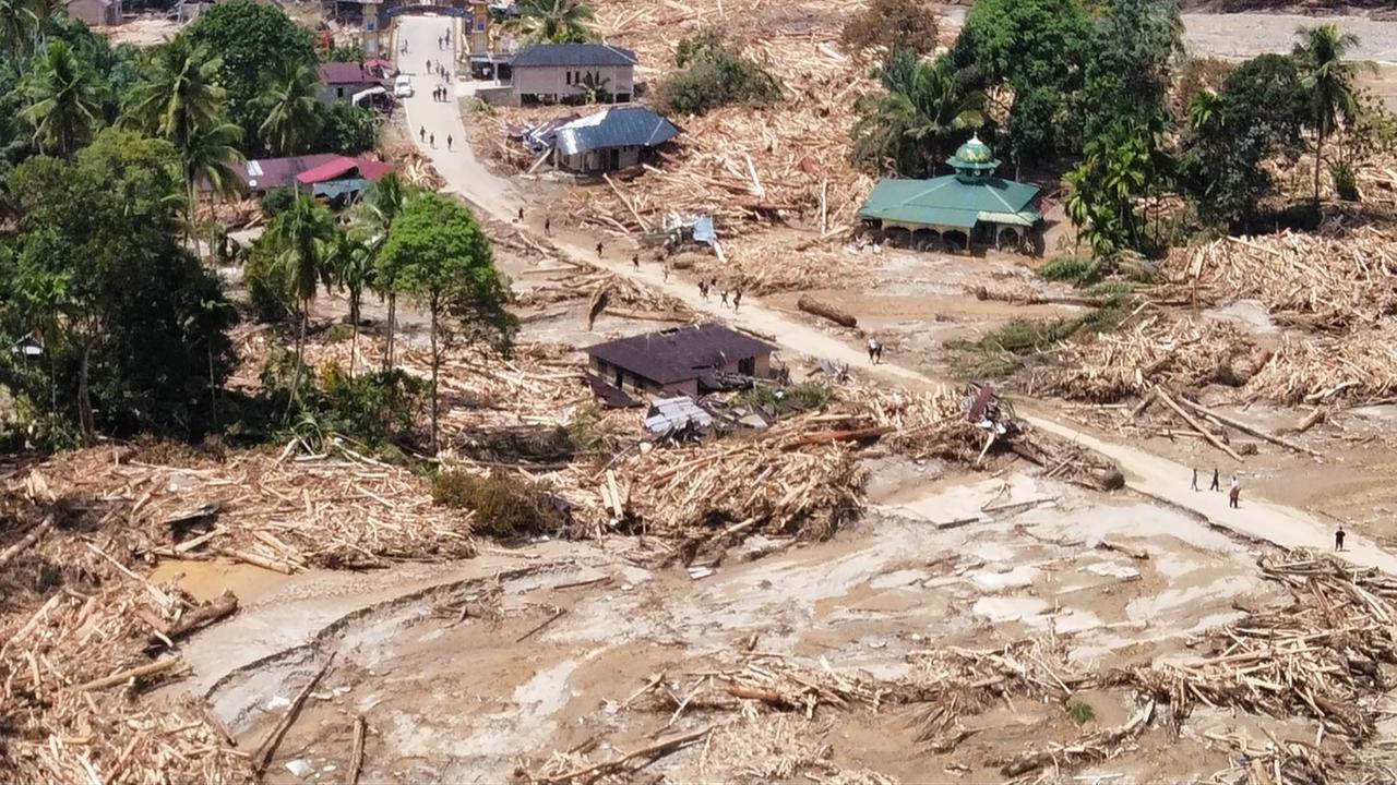 FOTO: Potret Kayu Gelondongan Hancurkan Rumah dan Fasilitas Warga