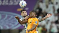 Pemain Timnas Belanda, Denzel Dumfries (kanan) berduel udara dengan pemain Timnas Argentina, Nicolas Otamendi dalam laga babak perempatfinal Piala Dunia 2022 di Lusail Stadium, Lusail, Qatar, Sabtu (10/12/2022) dini hari WIB. (AP/Ebrahim Noroozi)