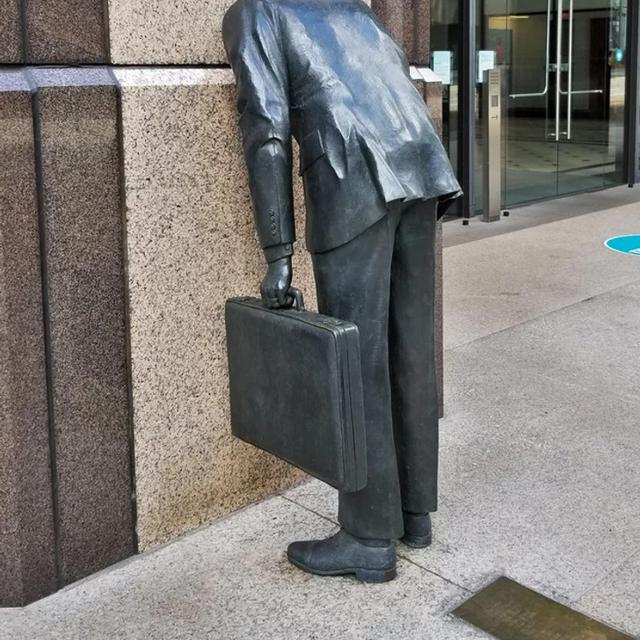 6 Potret Patung Bak Gambarkan Aktivitas Manusia Ini Unik, Muncul Beragam Imajinasi