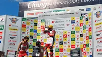 Pembalap Astra Honda Racing Team, Rheza Danica Ahrens mengankat trofi juara AP250 Asia Road Racing Championship 2023 usai menjalani race kedua seri terakhir ajang balap tersebut di Sirkuit Buriram, Thailand, Minggu (3/12/2023) (Bola.com/Hery Kurniawan)