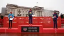 Brigid Kosgei dari Kenya (tengah) merayakan di podium setelah memenangkan London Marathon ke-40 kategori elit putri di London, Inggris, Minggu (4/10/2020). Juara bertahan Brigid Kosgei meraih kemenangan dalam dua jam 18,58 menit. (Richard Heathcote/Pool via AP)