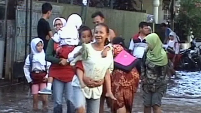 [VIDEO] Para Siswa SD Nekat Terobos Banjir Demi UAS