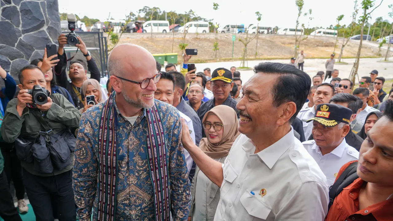 Ketua Dewan Ekonomi Nasional (DEN) Luhut Binsar Pandjaitan menyambut delegasi Misi Ekonomi Belanda (Netherlands Economic Mission) di Danau Toba, Sumatera Utara. (Foto: istimewa)