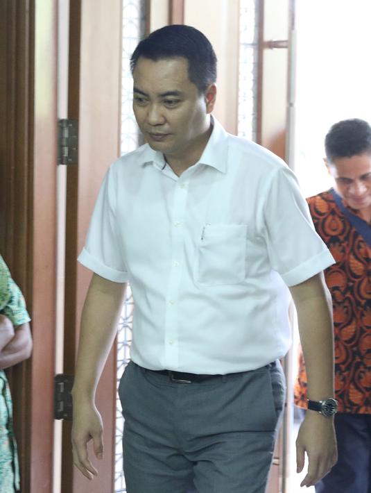 Terdakwa dugaan suap pengadaan satelit monitoring Bakamla, Fayakhun Andriadi jelang menjalani sidang tuntutan di Pengadilan Tipikor, Jakarta, Rabu (21/11). Fayakhun dihukum delapan tahun penjara, denda satu milyar rupiah. (Liputan6.com/Helmi Fithriansyah)