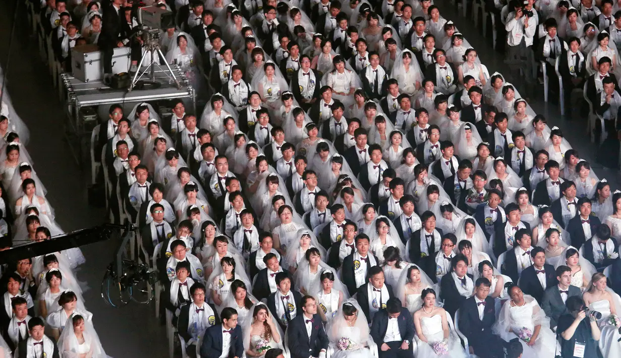 Ribuan pasangan pengantin dari seluruh dunia menghadiri upacara pernikahan massal di Cheong Shim Peace World Center, Gapyeong, Korea Selatan, Senin (27/8). (AP Photo/Ahn Young-joon)