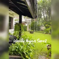 Beberapa waktu lalu, Widyawati memperlihatkan bagian belakang rumahnya yang luas dan dihiasi rerumputan hijau. (Foto: Instagram/@widyawati_sophiaan)
