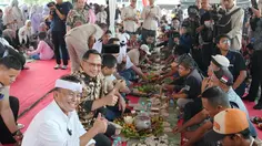 Nikmati Nasi Liwet, Mendagri Ngariung Bareng Sopir Truk Genteng di Purwakarta