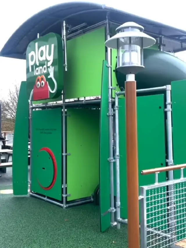 Desain area bermain anak pada McDonald's di Louth, Lincolnshire, Inggris.