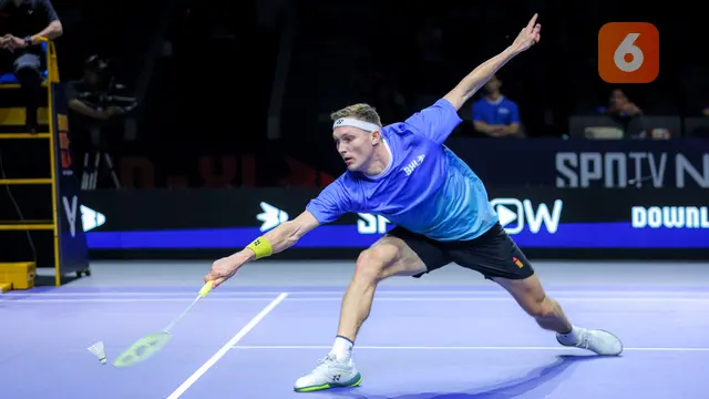 Foto: Viktor Axelsen Tak Berdaya di Tangan Kodai Naraoka dalam Laga Badminton XL 2025