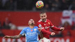 Luke Shaw merupakan tipe pemain belakang agresif. Hal tersebut terlihat dari 1,1 tackle, 1,5 pelanggaran, 0,6 intersep, dan 0,8 sapuan. Namun, kontribusinya dalam penyerangan cukup bagus dengan mencatatkan 2.1 umpan kunci dan 1.8 umpan silang. Ia telah mengoleksi 917 menit bermain. (AFP/Oli Scarff)
