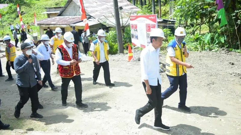 Presiden Joko Widodo (Jokowi) memantau pembangunan infrastruktur konektivitas antar wilayah di Pulau Nias. (Dok Kementerian PUPR)