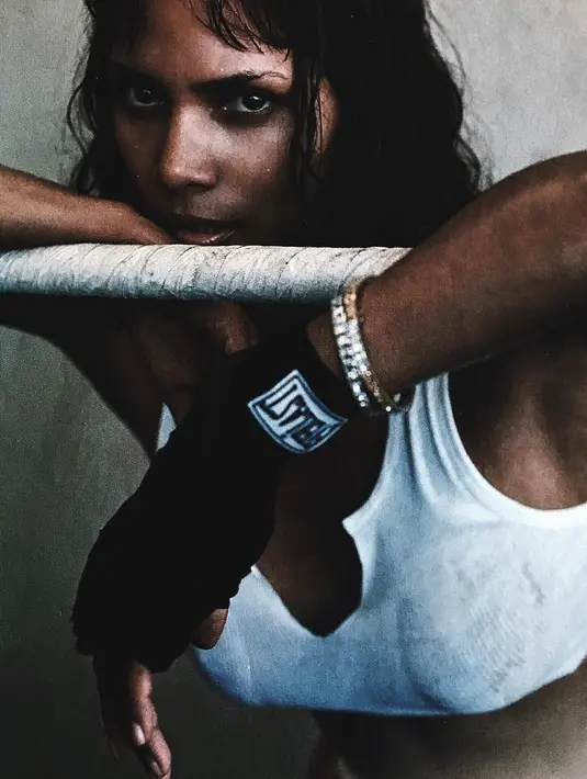 Meski sudah berusia 51 tahun, tubuhnya tetap terlihat fit dan seksi di setiap waktunya. (instagram/hallberry)