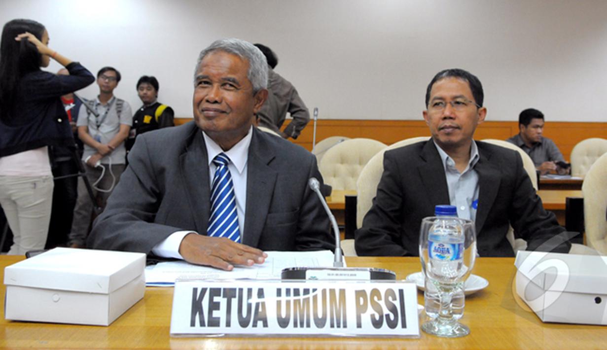Ketua Umum PSSI Djohar Arifin (kiri) bersama CEO PT Liga Indonesia, Joko Driyono saat menghadiri rapat dengar pendapat umum dengan pimpinan DPR RI di Kompleks Parlemen, Senayan, Jakarta (23/02/2015).  (Liputan6.com/Andrian M Tunay)