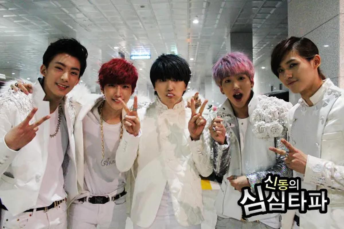 B1A4 ketika persiapan tampil di panggung