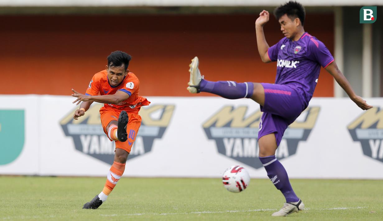 Persiraja Banda Aceh melalui Vivi Asriza (kiri), terus menggempur pertahanan Persita Tangerang, namun belum membuahkan hasil. (Bola.com/Arief Bagus)