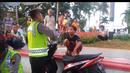 Kalo belum punya SIM belum boleh bawa motor ya dek (Source: Ist)