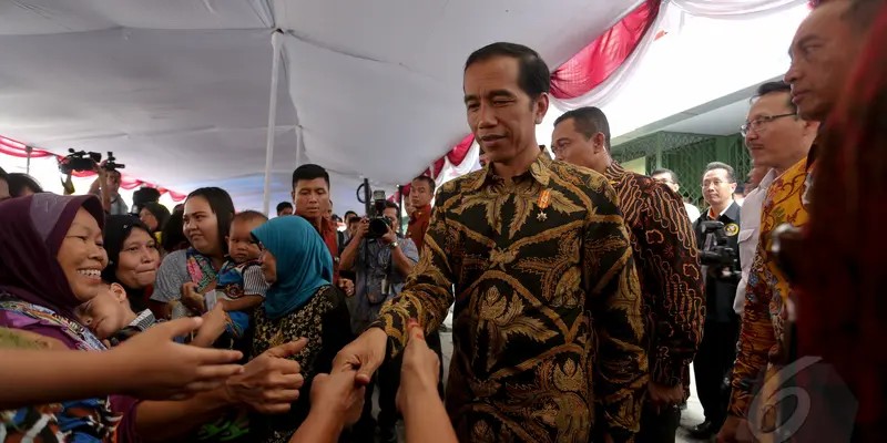 Jokowi Bagikan 3 'Kartu Sakti' ke Warga Penjaringan
