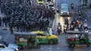 Polisi antihuru-hara mundur setelah mengejar sekelompok kecil demonstran pro-demokrasi dekat Gedung Pemerintah di Bangkok, Thailand, Kamis (15/10/2020). Polisi Thailand membubarkan demonstran yang berunjuk rasa di luar kantor perdana menteri. (AP Photo/Gemunu Amarasinghe)