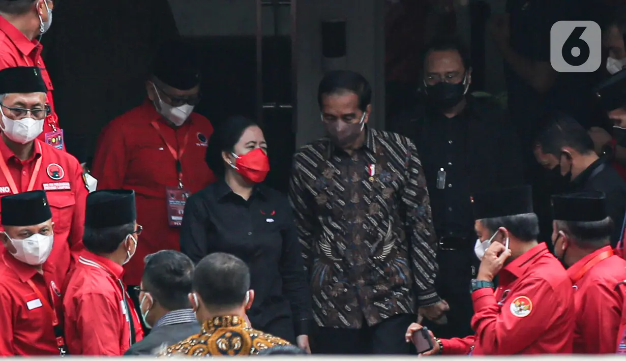 Presiden Joko Widodo atau Jokowi (tengah kanan) berbincang dengan Ketua DPR RI yang juga menjabat sebagai Ketua DPP PDIP Puan Maharani usai hadir dalam pemembuka Rakernas II PDIP di Jakarta, Selasa (21/6/2022). Rakernas PDIP kali ini mengusung tema "Desa Kuat, Indonesia Maju dan Berdaulat".  (Liputan6.com/Faizal Fanani)