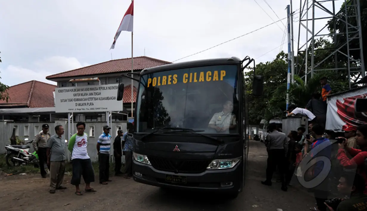 Sebuah bus dari Polres Cilacap keluar dari Nusakambangan, Cilacap, Jawa Tengah, (4/3/2015). Jelang eksekusi mati terpidana narkoba, keamanan di Nusakambangan diperketat.(Liputan6.com/Johan Tallo)