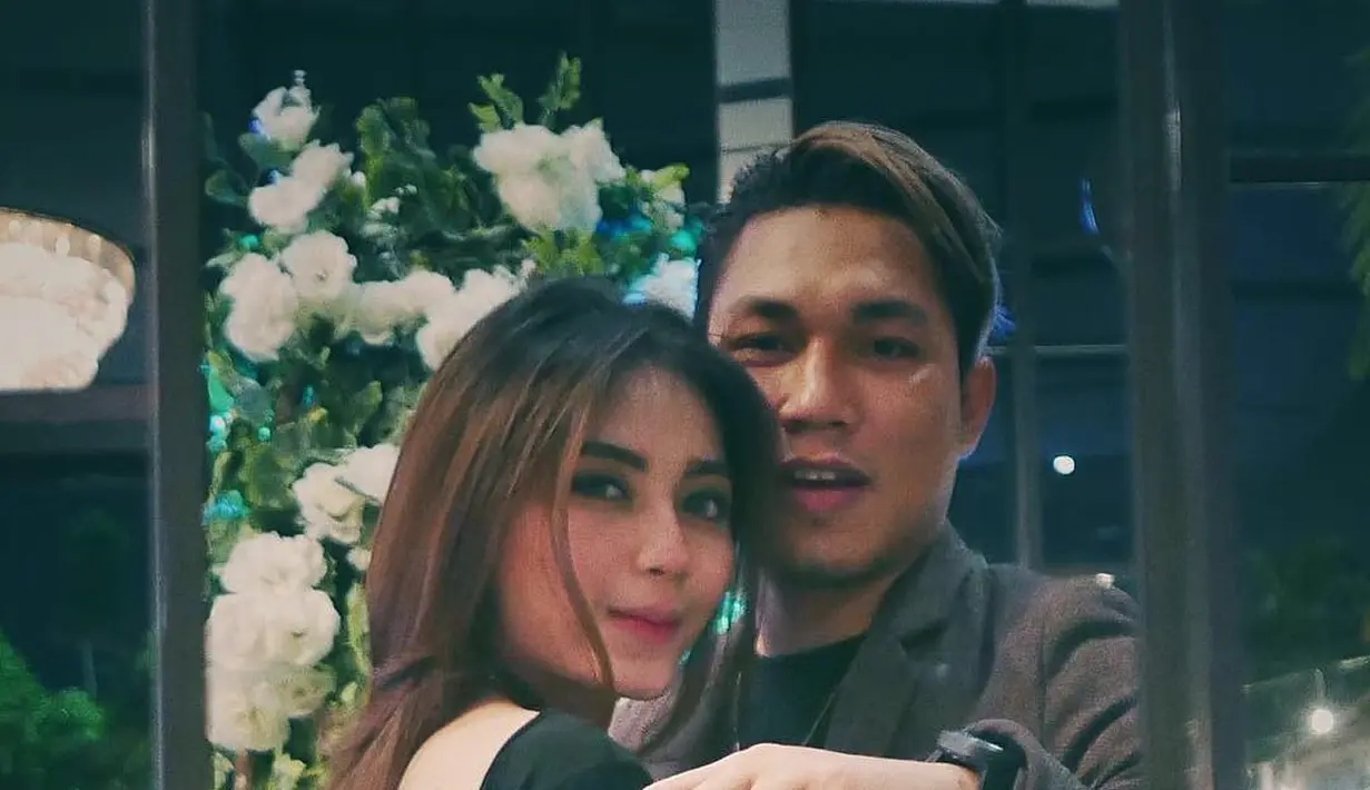 "Ya yang pasti intinya keluarga terdekat sama anak-anak Armada. Enggak banyak kok, lagian cuman lamaran kan. Nanti kalau akad, baru deh," terang Rizal Armada. (Instagram/monicaimas)