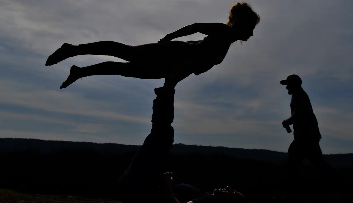 Peserta melakukan gerakan pemanasan sebelum mengikuti festival slackline , di sebuah tambang dekat Beroun, Republik Ceko (25/3). Slackline merupakan salah satu olah raga ekstrim asal Amerika yang udah ada sejak 82 tahun yang silam.  (AFP/Michal Cizek)