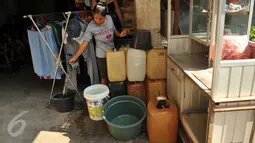 Warga membeli air bersih di Kampung Pasar Ikan Luar Batang, Penjaringan, Jakarta, Senin (28/3). Warga membeli air bersih karena pasokan air bersih melalui PDAM tidak mengalir. (Liputan6.com/Gempur M Surya)