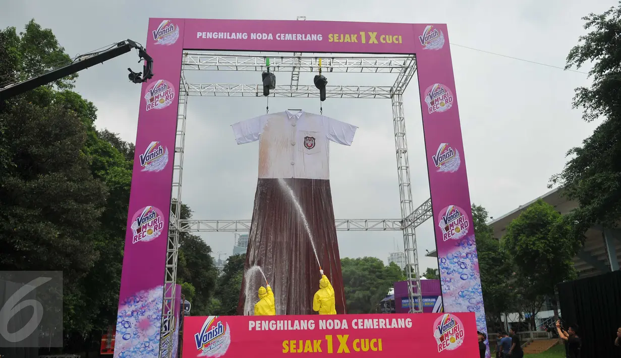 Produk penghilang noda, Vanish, melakukan kegiatan “Membersihkan Noda Pada Seragam Sekolah Terbesar” dengan ukuran 5 x 8 meter di Senayan, Jakarta, Kamis (26/5). Kegiatan tersebut berhasil menciptakan Rekor MURI baru. (Liputan6.com/Gempur M Surya)