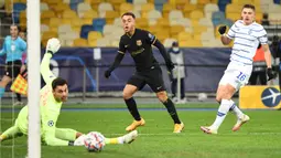 Bek Barcelona, Sergino Dest, saat mencetak gol ke gawang Dynamo Kiev pada laga Liga Champions di Stadion NSK Olimpiyskiy, Rabu (25/11/2020) dini hari WIB. Barcelona menang 4-0 atas Dynamo Kiev. (AFP/Sergei Supinsky)