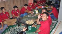 Para pemain Arema Cronus berkunjung ke Pondok Pesantren Roudlotul Muhsinin sebelum menggelar latihan sore pada Rabu (13/4/2016). (Bola,com/Iwan Setiawan)