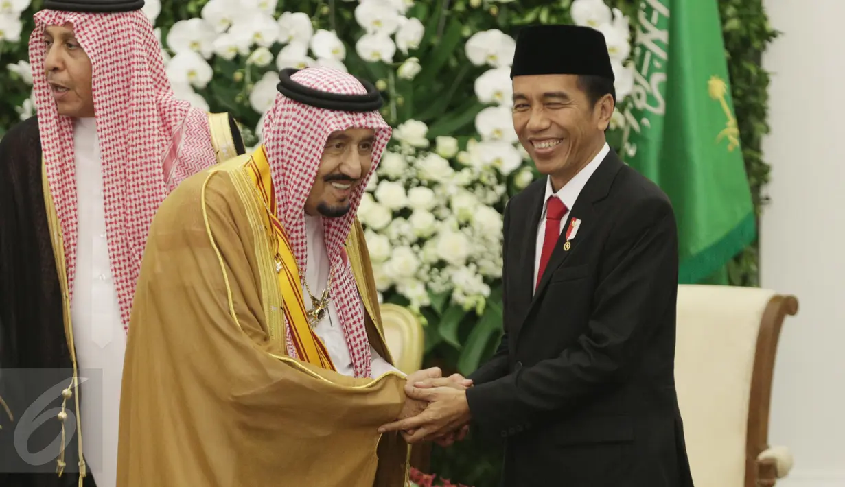 Raja Salman dan Presiden Jokowi usai pemberian bintang kehormatan untuk Raja Salman di Istana Bogor, Jawa Barat, Rabu (1/2). Raja Salman mendapat penghargaan Bintang Republik Indonesia Adipurna. (Liputan6.com/Angga Yuniar)
