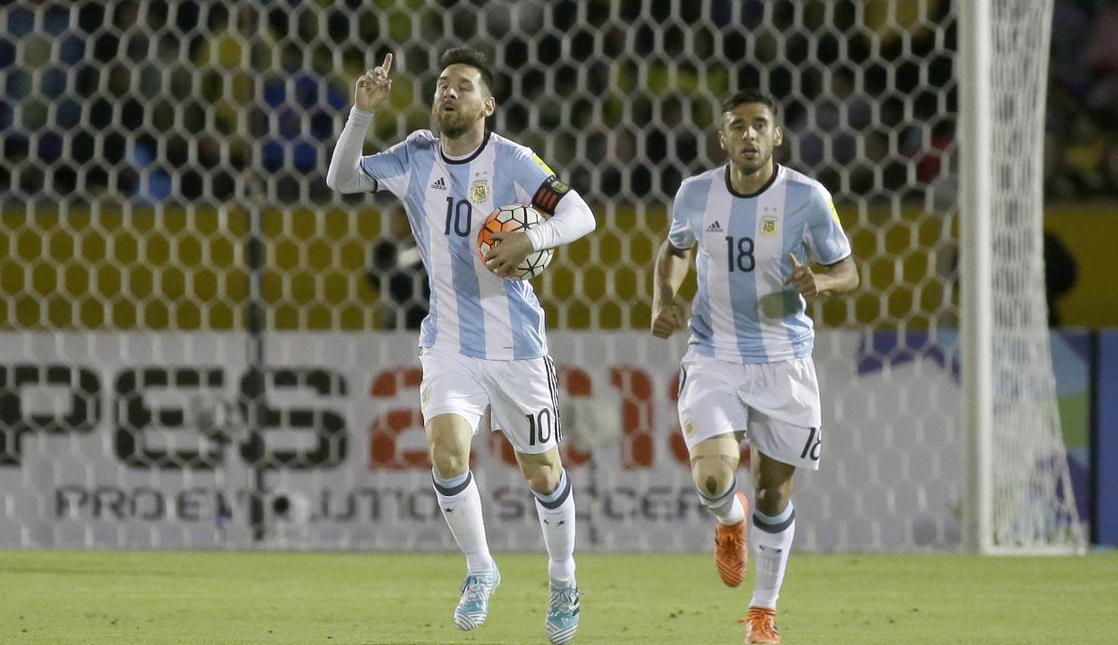 Cetak Hattrick pada laga melawan Ekuador membuat bintang Argentina, Lionel Messi melesat melewati Neymar pada torehan gol di kulifikasi Piala Dunia 2018. Total Messi telah mencetak tujuh gol hinggal laga terakhir zona CONMEBOL. (AP/Fernando Vergara)