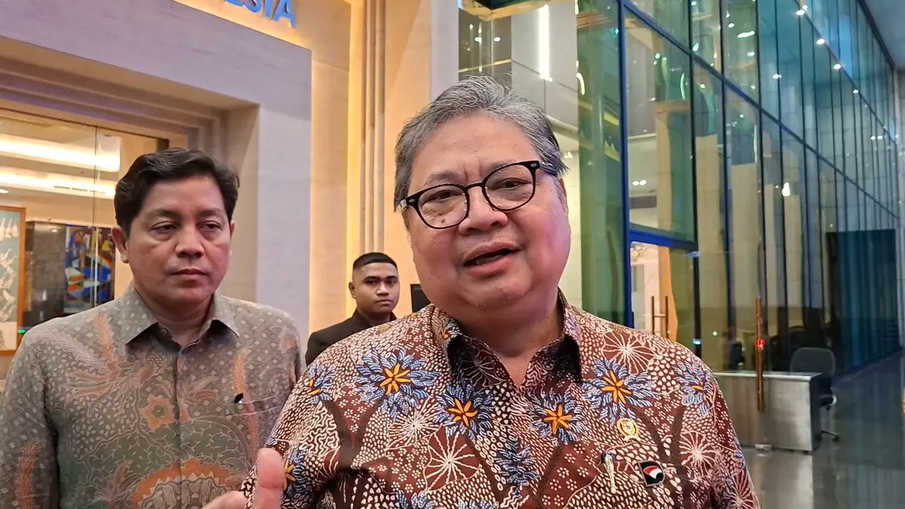 Menteri Koordinator Bidang Perekonomian, Airlangga Hartarto usai Rapat Dewan Pengawas Danantara, di Wisma Danantara, Jakarta, Jumat (5/12/2025). (Liputan6.com/Arief)