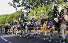 VIDEO: Momen Sakral Kirab Bendera Pusaka Merah Putih & Naskah Proklamasi di Istana