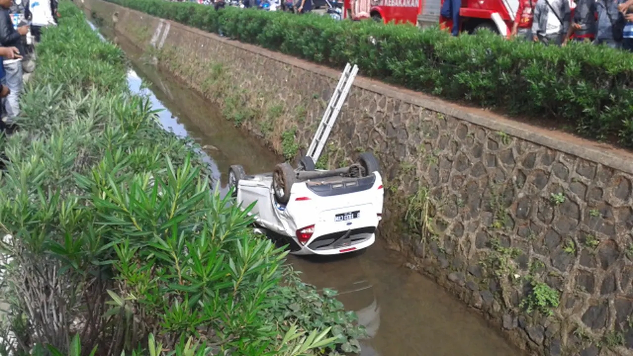 Asik SMS-an, Mobil Ford Tercebur ke Saluran Air 3,5 Meter