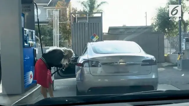 Seorang wanita kebingungan saat sedang mengisi bahan bakar untuk mobilnya. Padahal tanpa ia sadari mobilnya ternyata mobil listrik.